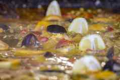 传统的西班牙语西班牙海鲜饭海鲜大米菜使白