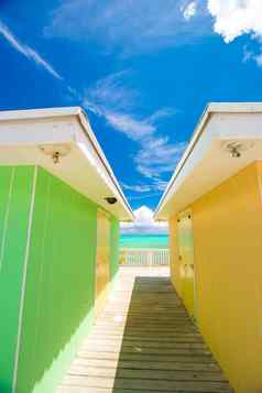 明亮的彩色的房子异国情调的加勒比岛
