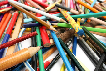堆彩色铅笔树塑料
