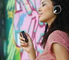 女人耳机听音乐流行