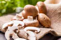 新鲜的棕色（的）Agaricus蘑菇