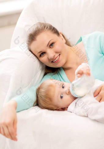 妈妈。可爱的婴儿奶瓶