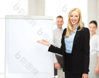 女商人白板纸上的内容办公室