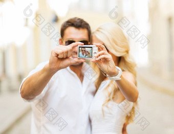 旅行夫妇采取照片图片相机