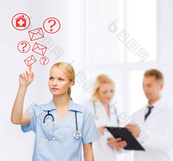 集中医生护士指出红色的信封