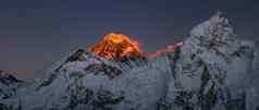珠穆朗玛峰峰会全景视图nutpse日落