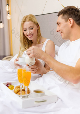 微笑夫妇早餐床上酒店