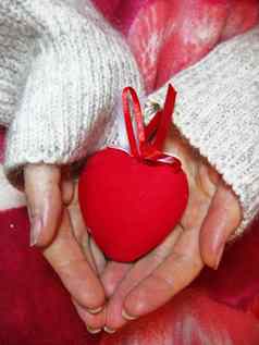 情人节红色的心女人温柔的手