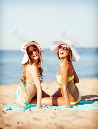 女孩日光浴海滩