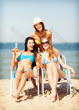 女孩饮料海滩椅子