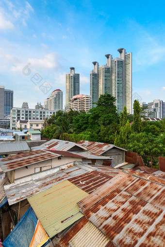 现代亚洲城市不和棚屋摩天大楼