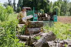 伐木工人男人。负载树日志拖拉机预告片