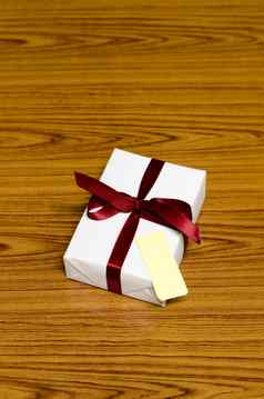 白色礼物盒子红色的ribbin标签
