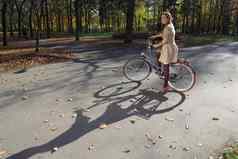 女孩自行车公园小巷背景颜色秋天叶子