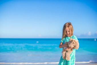 可爱的女孩兔子玩具热带海滩假期