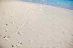 人类的足迹白色沙子海滩