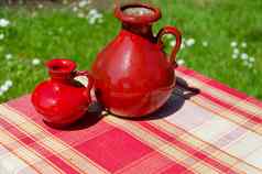 大小红色的复古的古董粘土壶