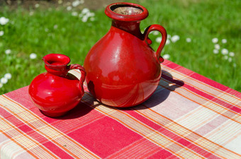 大小红色的复古的古董粘土壶