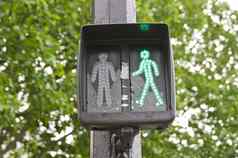 绿色交通光信号标志街