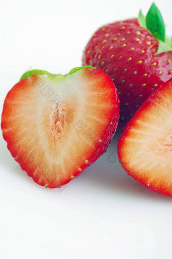 健康的红色的<strong>草莓水果</strong>切片孤立的<strong>白</strong>色后台