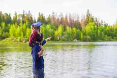 年轻的父亲可爱的女孩钓鱼河