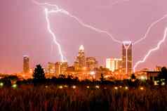 雷雨闪电罢工夏洛特城市天际线