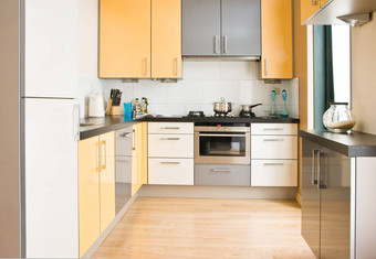 色彩斑斓的现代厨房水平