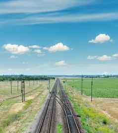 铁路地平线蓝色的天空