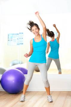 健身房有氧运动健身跳舞教练