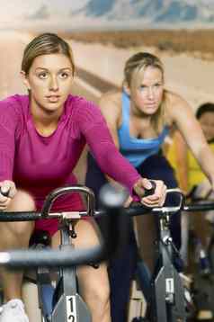 女人锻炼自行车在室内