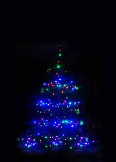 蓝色的圣诞节树灯