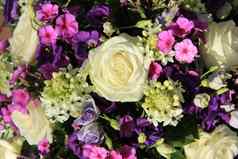紫色的白色婚礼花束