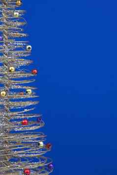 关闭黄金树圣诞节点缀蓝色的背景
