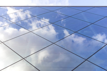 反射云蓝色的天空外观现代建筑