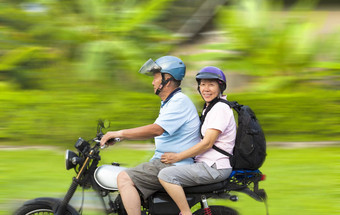 高级夫妇开车摩托车动态背景