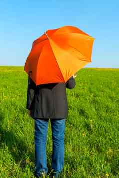 人橙色伞场等待雨