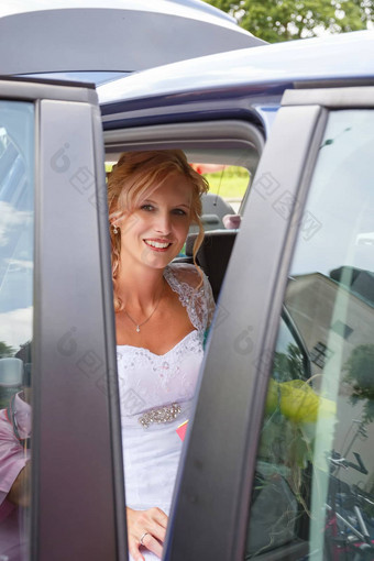 有吸引力的高加索人新娘坐着车