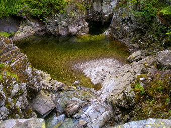 河深山森林