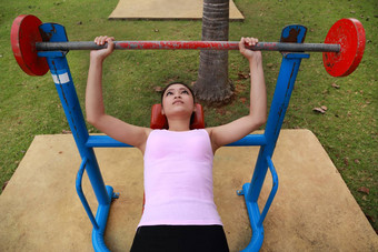 女人<strong>锻炼锻炼</strong>设备<strong>公园</strong>