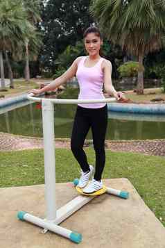 女人锻炼锻炼设备公园