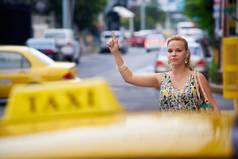 人商务旅行女人停止黄色的出租车