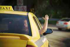 女人出租车挥舞着手车窗口