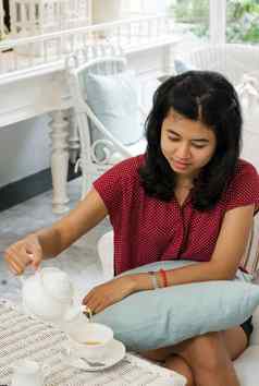 女人倒茶茶壶白色陶瓷杯