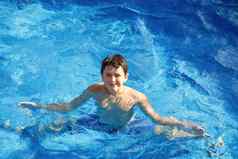 男孩游泳池