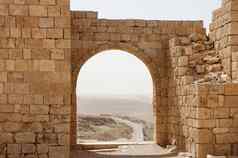 古老的石头拱墙沙漠视图沙尘暴