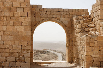 古老的石头拱墙沙漠视图<strong>沙尘</strong>暴