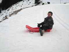 男孩骑雪橇