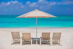白色雨伞日光浴浴床热带海滩