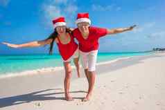 美丽的夫妇圣诞老人帽子热带海滩有趣的