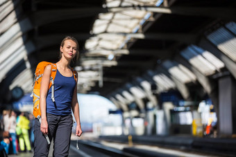 漂亮的年轻的女人trainstation等待火车